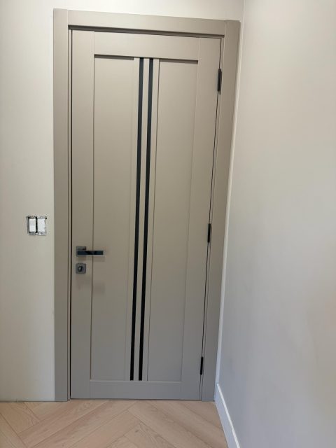 Side angle view - LV-20 Mocca Matt door profile and butterfly hinge detail